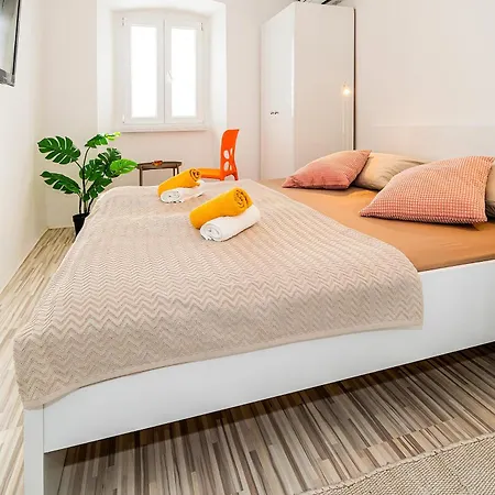 Rosanna By The Apartament Baška